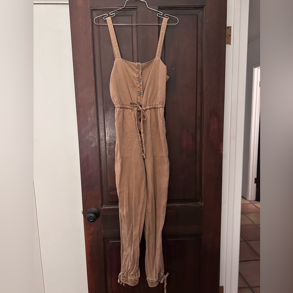 Alice and Olivia Tiana button down jumpsuit in tan - Picture 2 of 7